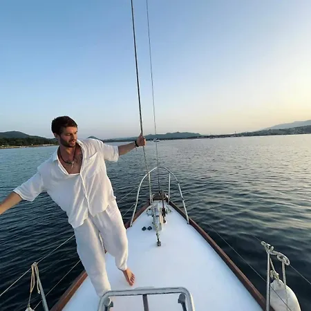 Bateau-hôtel Stlocavoile 2, Seuls à Bord D Un Voilier Dans Le Golfe *