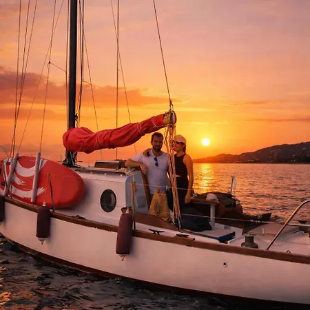 Bateau-hôtel Stlocavoile 2, Seuls à Bord D Un Voilier Dans Le Golfe *