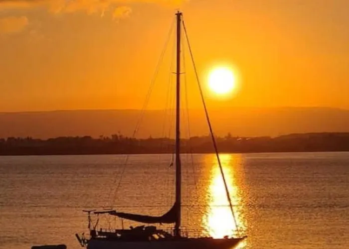 Bateau-hôtel Stlocavoile 2, Seuls à Bord D Un Voilier Dans Le Golfe *