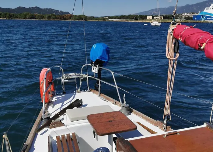 Bateau-hôtel Stlocavoile 2, Seuls à Bord D Un Voilier Dans Le Golfe Porto-Vecchio (Corsica)