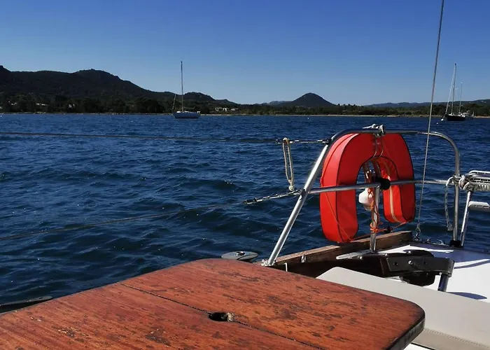 Bateau-hôtel Stlocavoile 2, Seuls à Bord D Un Voilier Dans Le Golfe Porto-Vecchio (Corsica)