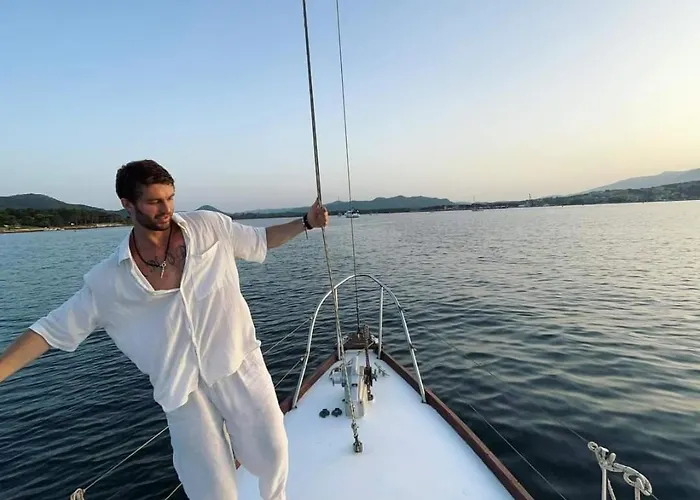 Bateau-hôtel Stlocavoile 2, Seuls à Bord D Un Voilier Dans Le Golfe *