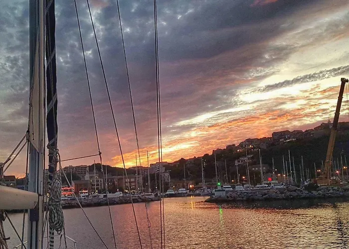 Bateau-hôtel Stlocavoile 2, Seuls à Bord D Un Voilier Dans Le Golfe Porto-Vecchio (Corsica)