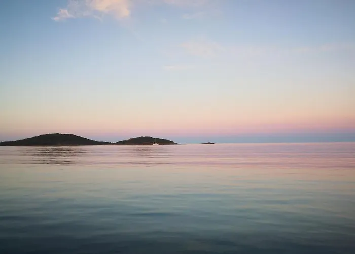 Bateau-hôtel Stlocavoile 2, Seuls à Bord D Un Voilier Dans Le Golfe *