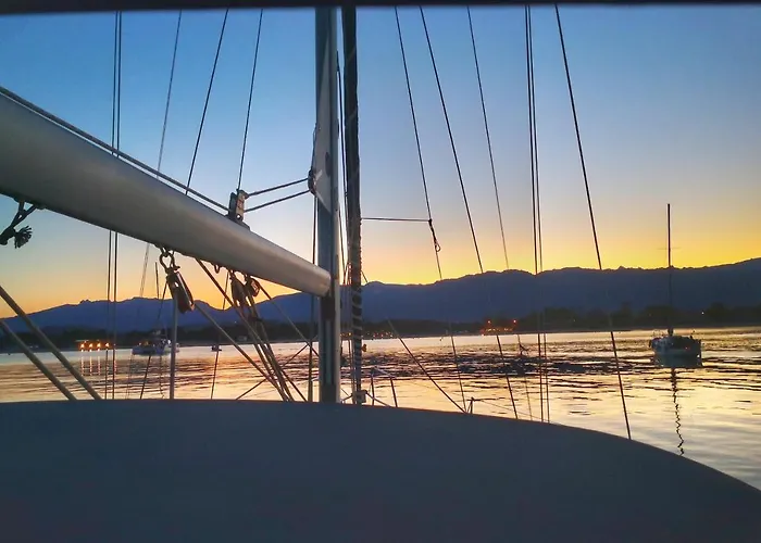 Bateau-hôtel Stlocavoile 2, Seuls à Bord D Un Voilier Dans Le Golfe Porto-Vecchio (Corsica)